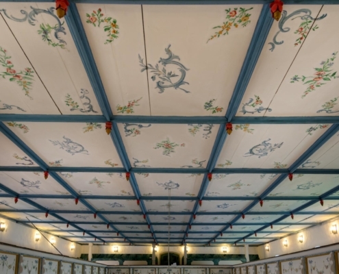Kassettendecke mit floraler Bemalung